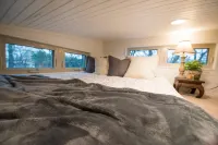 Cozy Haven - Cedar Siding, Pine Paneling & Solid Countertops Hotel di McLennan County