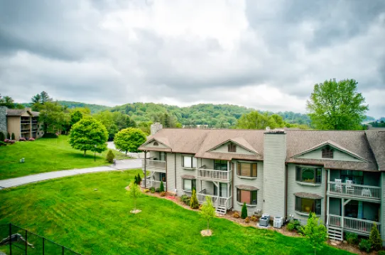 Tennis Access and Resort Amenities - Beautiful Mountain Haven