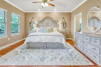 Scenic Lake Views and Cozy Hot Tub - Charming Hill Country Retreat Các khách sạn ở Canyon Lake