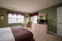 Spacious Living Area and Indoor Pool Access - Charming Golf Retreat 布蘭森住宿飯店