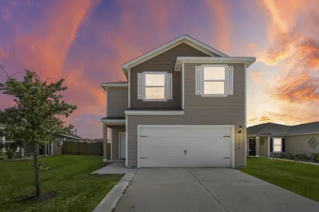 Spacious Chic Getaway - Cozy Fire Pit Relaxation