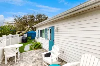 Dog-friendly cottage with fenced yard, W/D - walk to the beach & fishing spots