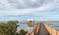 Oceanview Balcony and Comfy Living Space - Charming Beachside Retreat