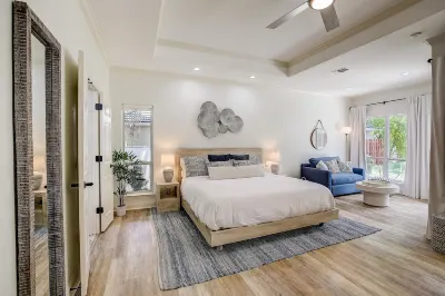 Modern home near Lake LBJ with enclosed yard, patio, grill & central AC