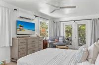 Tropical Garden Atelier Steps to Beach - Charming Historic Retreat Hotels in Captiva