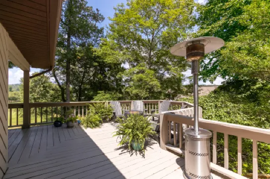 Hot Tub, Golf Course Views, EV Charging - Charming Mountain Retreat