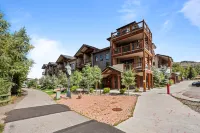 Expansive Deck with Hot Tub and Mountain Views - Stunning Retreat Hotels in Silverthorne