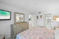 Siesta Bayside Pretty Fountain View Hotels in Siesta Key