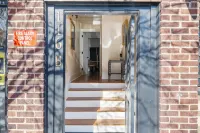 Close to Attractions and Trendy Coffeehouse - Bright Cheerful Oasis