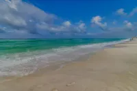 Completely Remodeled Beachside Studio with Pool - Snowbirds Welcome Hotels in Inlet Beach