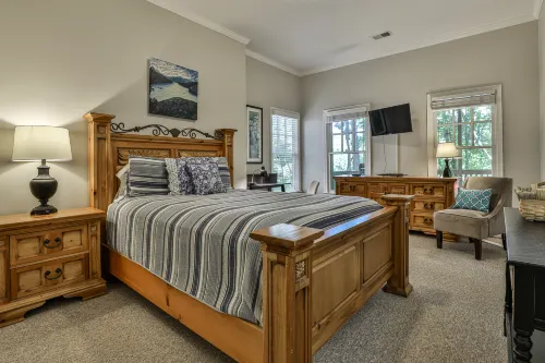 Gorgeous Lake Views and Cozy Fireplace - Exquisite Family Retreat