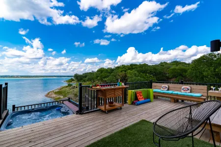 Spacious Waterfront Decks and Hot Tub for Relaxation - Charming Oasis Отели рядом с достопримечательностью «Cranes Mill Marina»