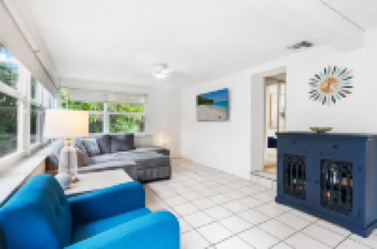 Pool, Spa, Tiki Hut and Spacious Backyard - Charming Retro Oasis