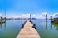 Cozy coastal home with covered porch and boat parking - dog-friendly Hotels in Fulton