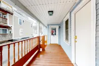 Remodeled condo with free WiFi & shared W/D - ski bus pickup across street Hotels in Cavendish