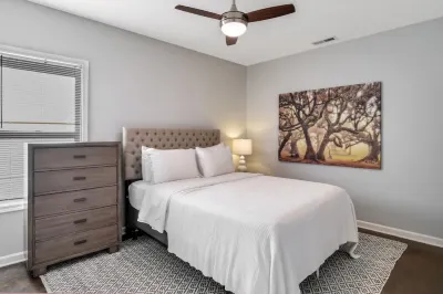 Comfortable South Asheville Townhome Hot Tub Hotel di Arden