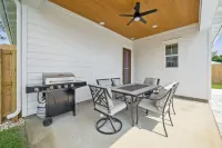 Spacious Getaway with Propane Grill - Charming Coastal Retreat Hotel di Sunnyside