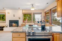 Inviting home with spectacular view, hot tub, balcony, fireplace, & W/D Hotels in Manzanita