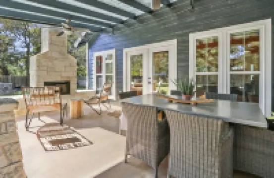 Cozy Living Room and Relaxing Outdoor Spa - Charming Getaway