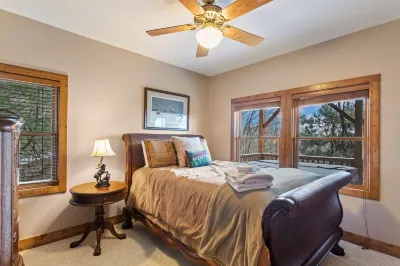 Stunning Mountain Views and Cozy Hot Tub - Inviting Mountain Haven Hotels in der Nähe von Tweetsie Railroad