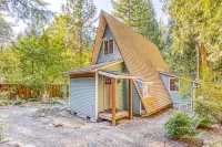 Adorable cabin w/fast WiFi, nearby river access, gas grill, wood stove, firepit Hotels in Mt Hood Village
