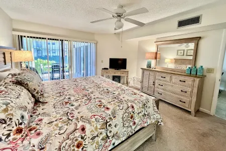 Ocean View and Tranquil Lagoon - Exquisite Coastal Retreat