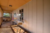 Dual Houses with Full Kitchens and Fenced Yard - Charming Retreat 塔拉哈西住宿飯店