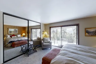 Contemporary lakeview condo with stunning view, WiFi, balcony - close to lake