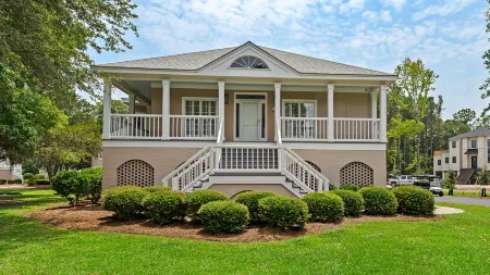Spacious Screen Porch and Wet Bar - Stylish Coastal Retreat