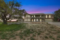 Luxury Pool and Hot Tub with Scenic Views - Exquisite Hill Country Retreat