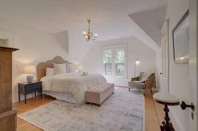 Charming Coastal Getaway with Outdoor Shower - Stunning Seaside Retreat