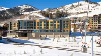 Stunning Mountain Views and Shared Heated Pool - Stylish Retreat Hotels in Summit County