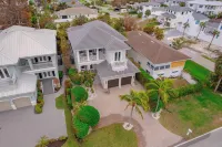 Luxury Home in Naples with Private Pool & Walk to the Beach by Esthetic Stays