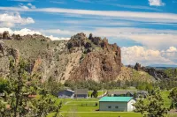 Spectacular Smith Rock Views on Property - Quiet and Modern w/ King Beds