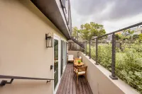 Spacious Flat with Gourmet Kitchen and Outdoor Patio - Stylish Oasis 리치몬드 구역 호텔