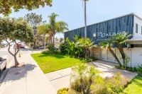 Heated Pool and Vibrant Dining Options - Cozy Beachside Retreat Отели рядом с достопримечательностью «Tee Time Practice Center»