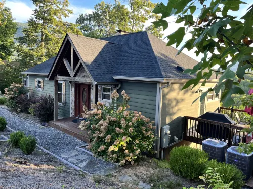 Lake Access and Scenic Views - Stunning Mountain Retreat
