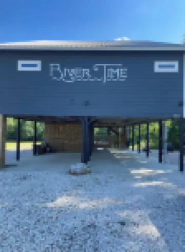 "RIVER TIME" CABIN DIRECTLY ON CADDO RIVER, FLAT YARD