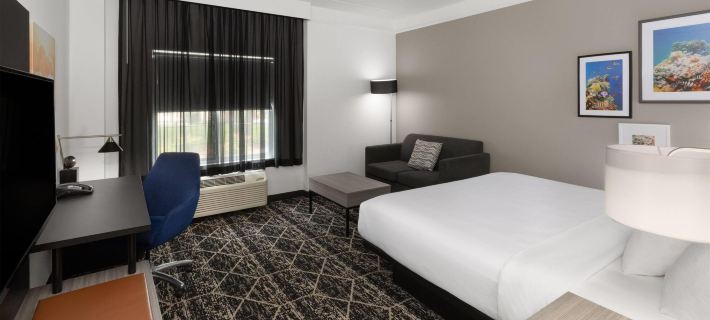 La Quinta Inn & Suites by Wyndham Houston Bush IAH South Hotels in Harris County