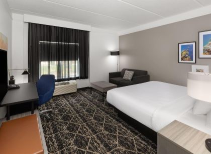 La Quinta Inn & Suites by Wyndham Houston Bush IAH South