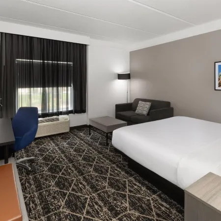 La Quinta Inn & Suites by Wyndham Houston Bush IAH South