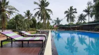 Moonshine Resort Chumphon - Beach