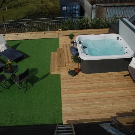 Luxury Duplex - Sleeps 2 - Hot Tub - Parking