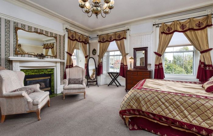 Noble Waterfront Suites