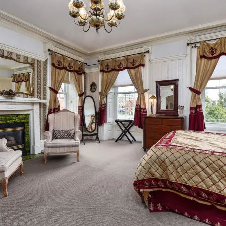 Noble Waterfront Suites