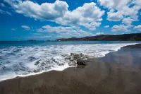 코코의 수영장을 내려다보는 인상적으로 디자인되고 장식된 3층 공간