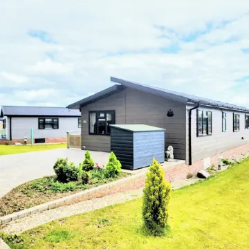 Luxury 2-bed Lodge in Routh, Sleeps 4 With Hot Tub