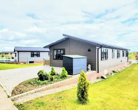 Luxury 2-bed Lodge in Routh, Sleeps 4 With Hot Tub Hotel a Beverley