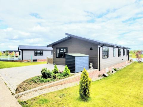 Luxury 2-bed Lodge in Routh, Sleeps 4 With Hot Tub