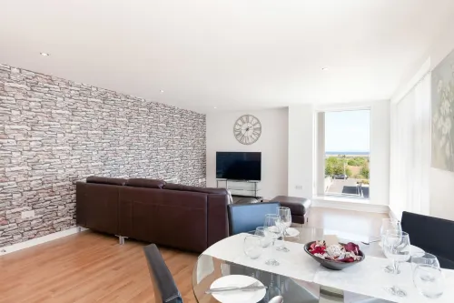 Stylish Garden View Apartment - Airport Shuttle
